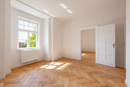 Top renovated 3.5 room old building apartment with vintage charm in prime location