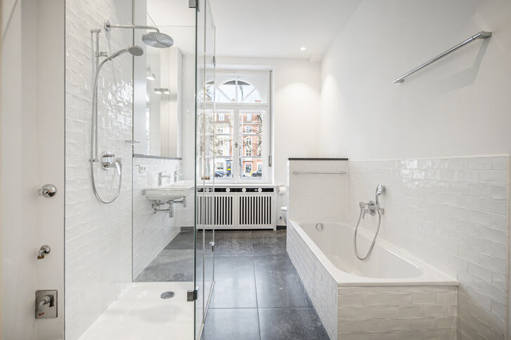 Hauptbad mit Wanne und bodengleicher Walk-in-Dusche