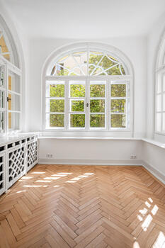 Heated bay window with round arch