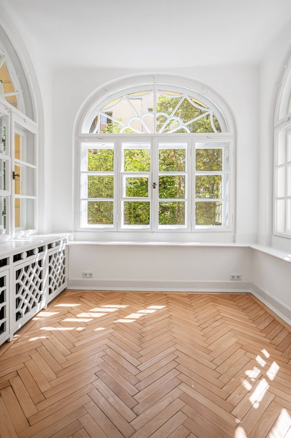 Beheizbarer Erker mit Rundbogenfenster