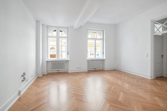 Weiterer Raum mit Küchenanschlüssen