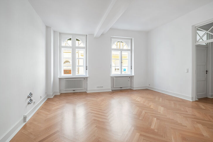 Weiterer Raum mit Küchenanschlüssen