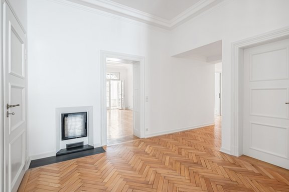 Moderner Kamin in der Diele und Kachelofen in der Wohnküche