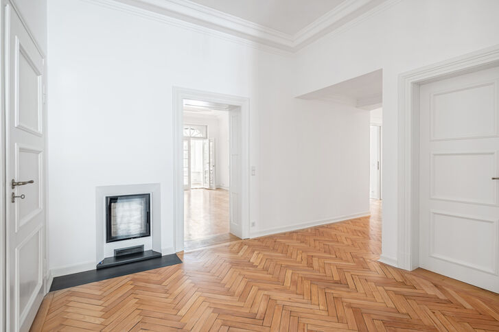 Moderner Kamin in der Diele und Kachelofen in der Wohnküche