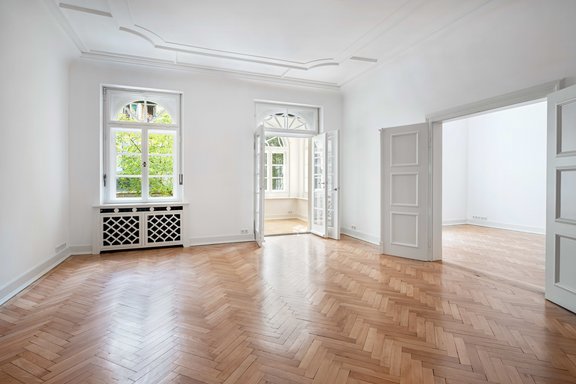 Geräumige Wohnküche mit Zugang zum Erker