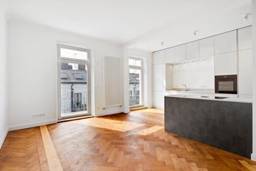 Top renovated old building apartment with balcony in dream location