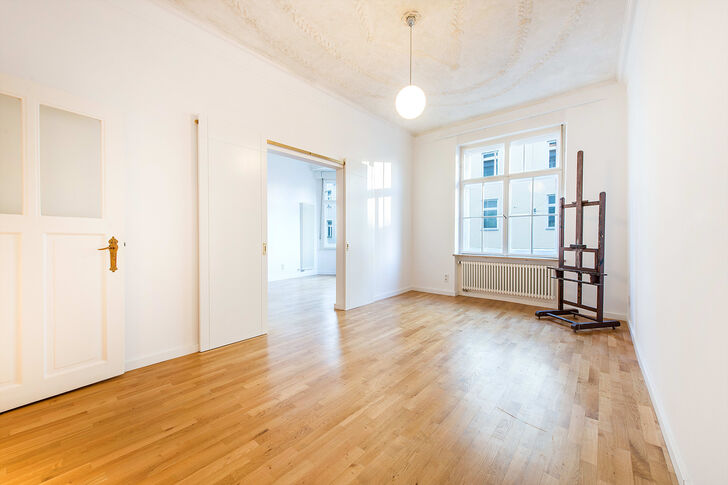 Zimmer mit prachtvollem Deckenstuck