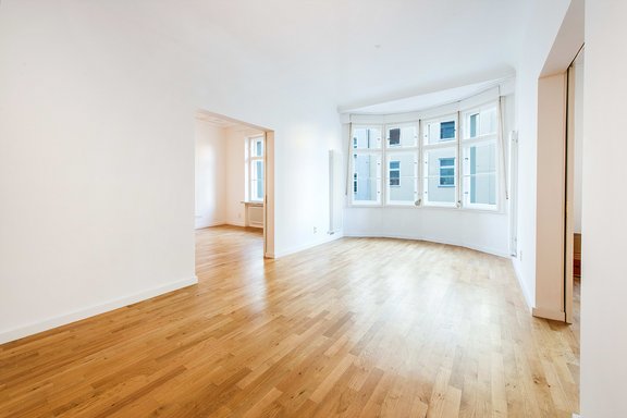 Room with beautiful bay window