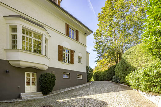 Driveway with side entrance