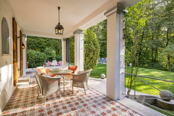 Sonnige Loggia mit Gartenblick