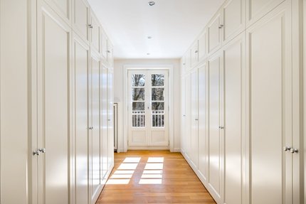 Umfangreiche Schreinereinbauten