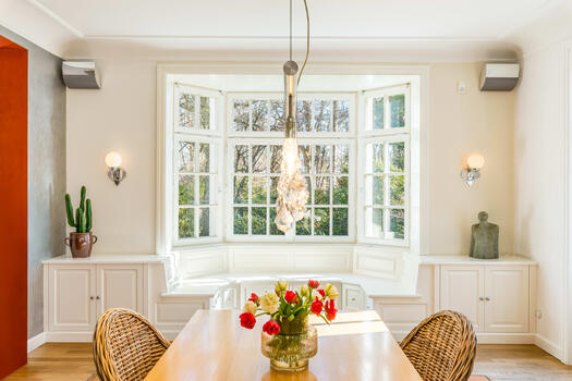 Bay window with transom window to the garden