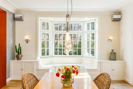 Erker mit Sprossenfenster zum Garten