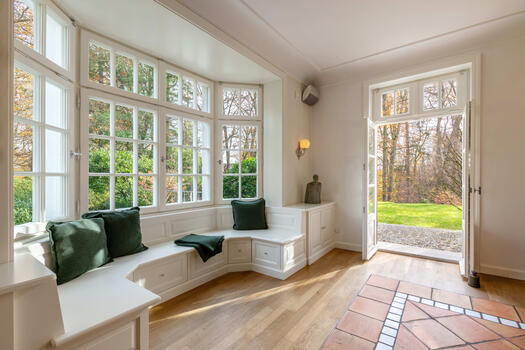 Bay window with bench in the dining room