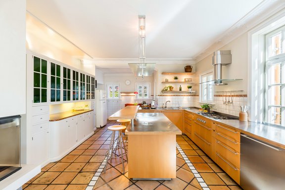 Professionell ausgestattete Küche