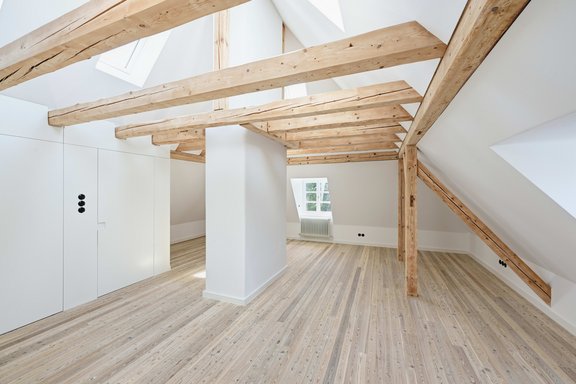 Studio mit Dachgebälk