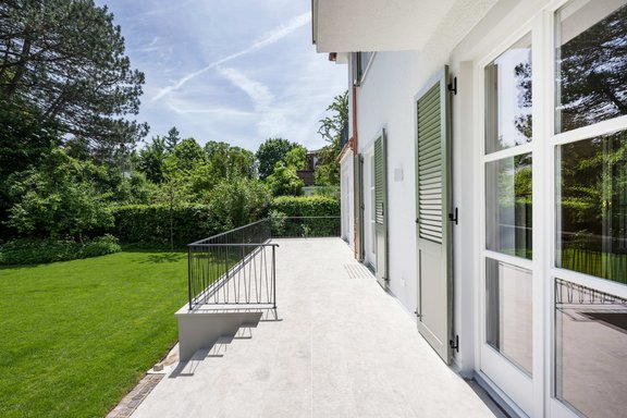 Großzügige Sonnenterrasse