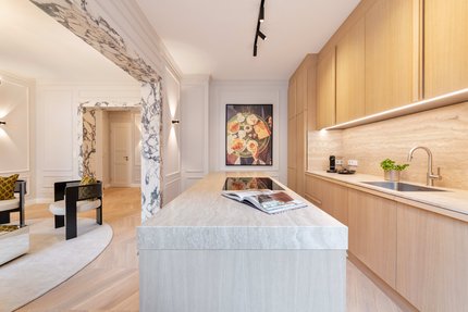 Schreinerküche mit Kochinsel