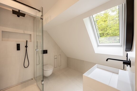 Duschbad im Dachstudio