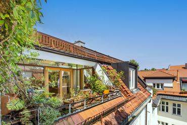 Toplage Agnesstraße: Charmante Dachgeschoss-Galerie-Wohnung mit Loggia