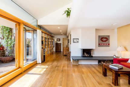 Lichterfüllter Wohn-/Essbereich mit Kamin