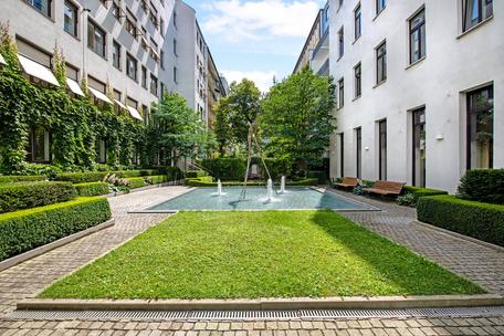 Top location at Promenadeplatz: quiet, as good as new 4-room apartment