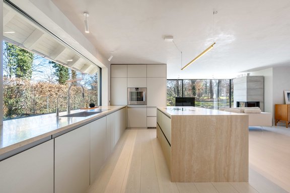 Küchenblock mit Travertin