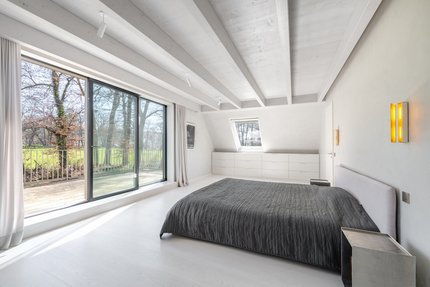 Masterschlafzimmer mit Balkon