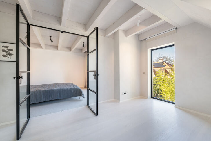 Zimmer mit Lofttüren