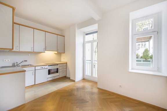 Einbauküche mit Essplatz