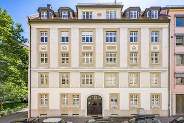 Toplage im Lehel: Charmantes Altbau-Juwel mit historischen Details zur Neugestaltung