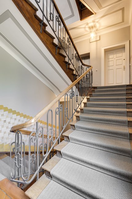 Weitläufiges Jugendstil-Treppenhaus mit Lift