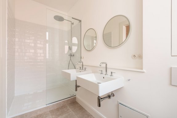 Daylight shower bath