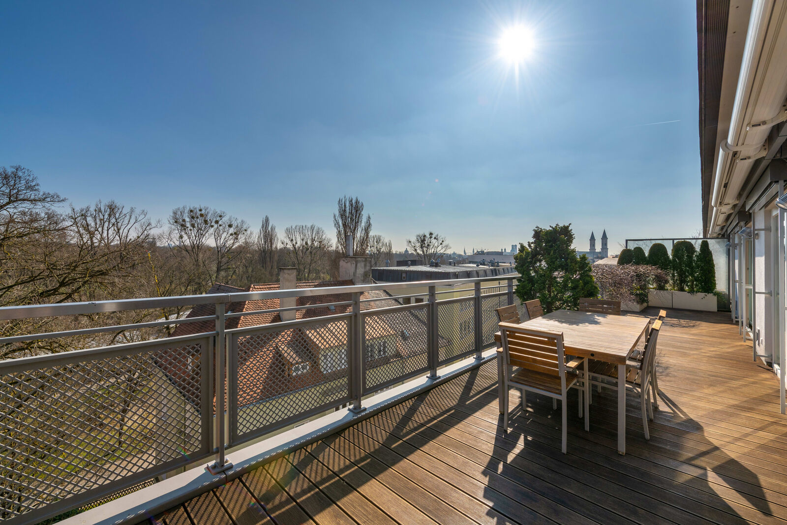 Dreiseitig umlaufende Dachterrasse mit Begrünung