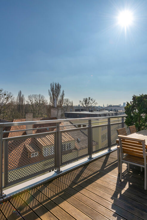 Dreiseitig umlaufende Dachterrasse mit Begrünung