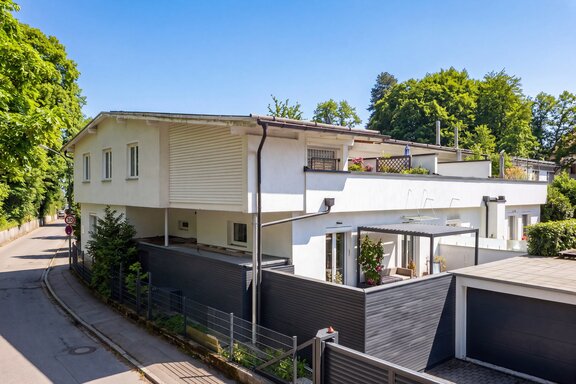 Apartment building in an attractive hillside location