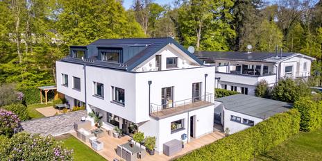Reizvolles Ensemble aus Zweifamilienhaus und Mehrfamilienanlage