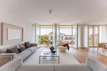 Toplage nahe Elisabethmarkt: Lichterfüllte 4-Zimmer-Wohnung mit Balkon in ikonischem Sep-Ruf-Gebäude