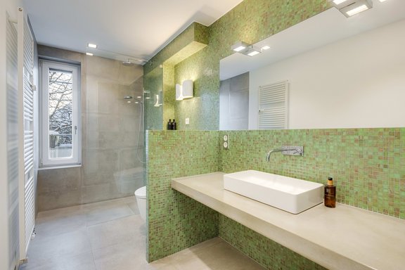 Helles Bad mit edlem Mosaik