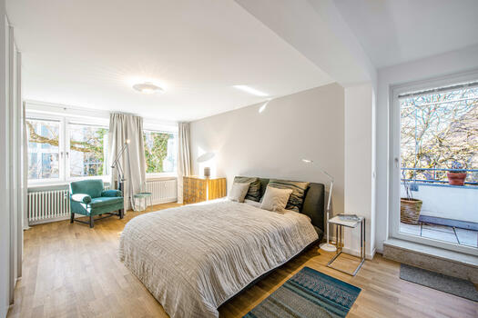 Großzügiges Schlafzimmer