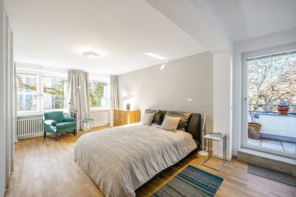 Großzügiges Schlafzimmer