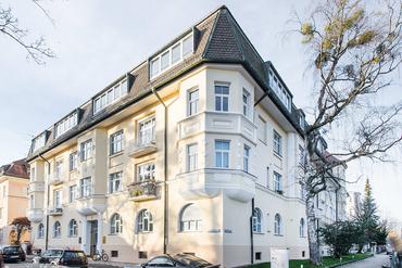 Top location: Stylish 3-room maisonette apartment with west-facing balcony in listed property