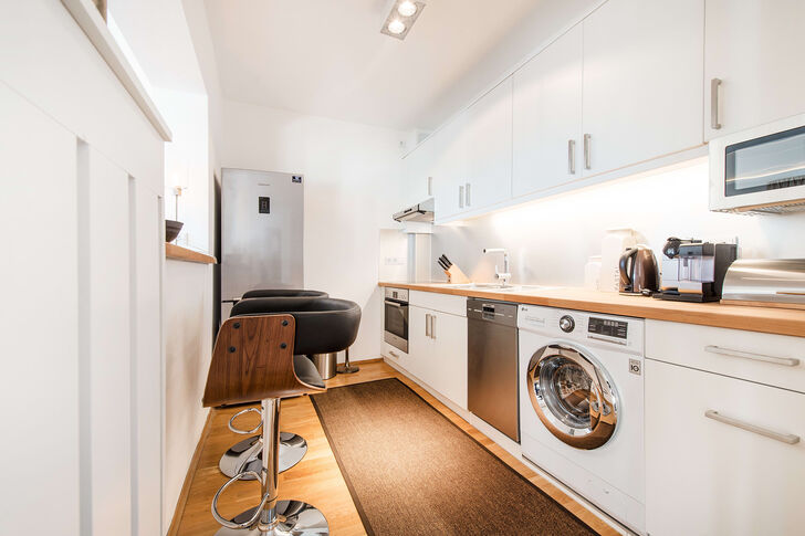 Küche mit Bartresen zum Wohnzimmer