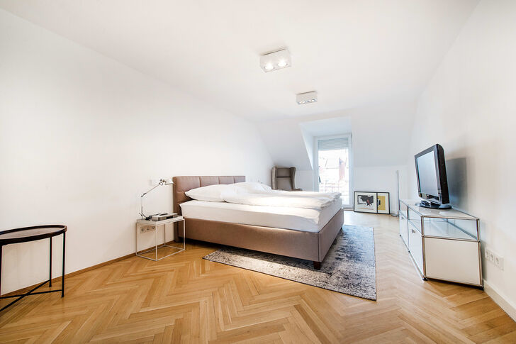 Schlafzimmer mit Balkonzugang