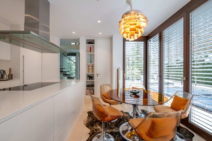 Elegante Küche mit Glas-Erker