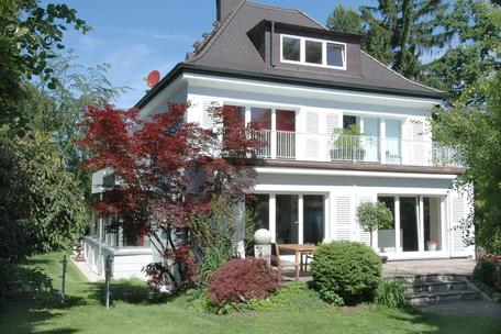 Toprenovierte Altbauvilla mit modernem Anbau aus Stahl und Glas