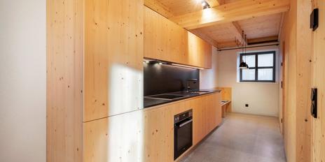 Tradition neu interpretiert: 3,5-Zimmer-Maisonette-Wohnung in historischem Bauernhaus