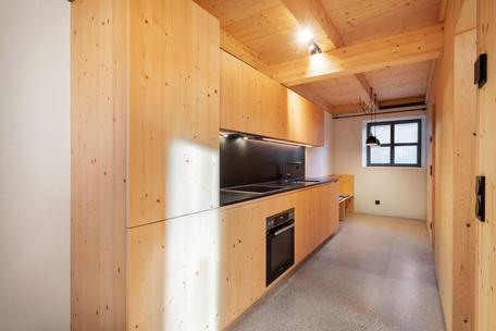 Tradition neu interpretiert: 3,5-Zimmer-Maisonette-Wohnung in historischem Bauernhaus