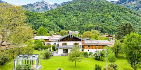 Rarität in malerischer Lage - Stilvolles Landhaus mit Gästebereich und traumhaftem Bergpanorama