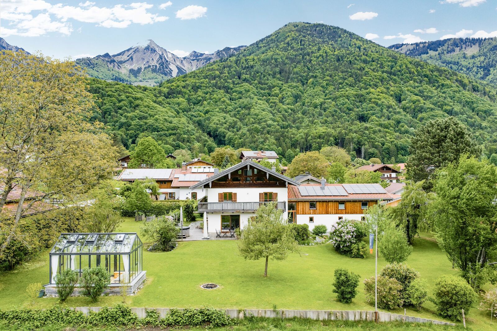 Stilvolles Landhaus vor Bergkulisse